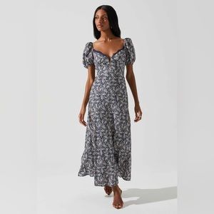 NWT: ASTR Sylvie Short Sleeve Sweetheart Neck Dress (size medium)